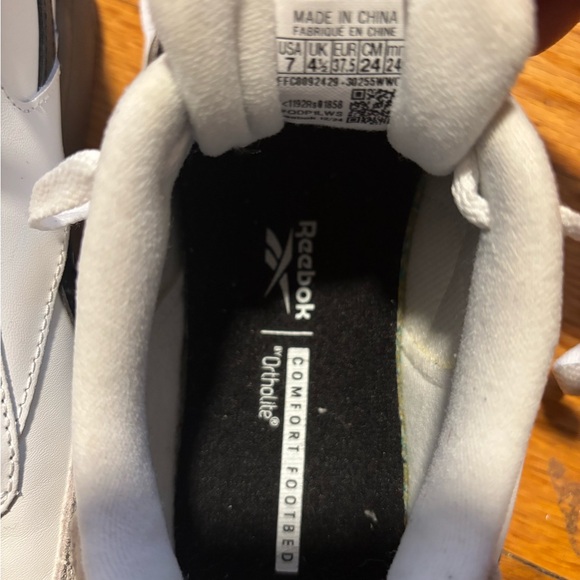 NWOT! Reebok Sneakers Size 7 - Picture 3 of 3